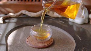 在传统仪式上将新鲜热茶从眼镜壶倒入碗中14秒视频