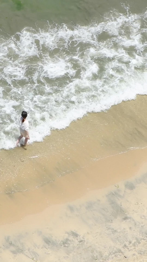 海边沙滩漫步的游客旅游度假17秒视频