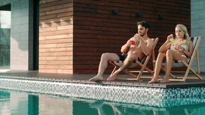 在豪华宅游泳池附近的太阳能椅子上放松12秒视频