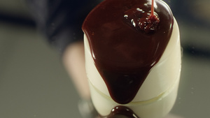覆盖白蛋糕表面的巧克力结冰层图33秒视频