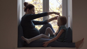 年轻怀孕少女在窗台上的绿绿绿石中做发型小姑娘16秒视频