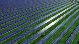阳光明日绿地上长的光伏太阳能电池板17秒视频