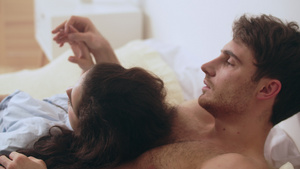 年轻已婚夫妇睡在卧室的组合19秒视频