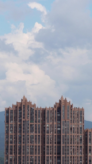 蓝天白云城市小区高楼延时摄影城市高楼12秒视频