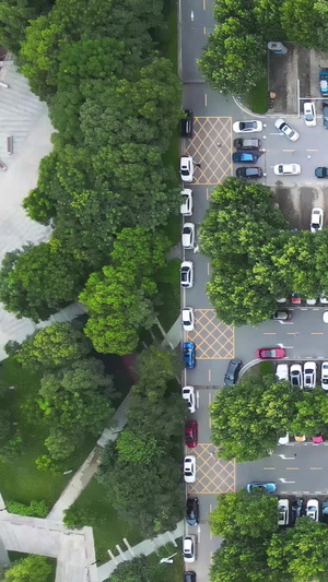 航拍城市住宅小区公共地面管理有序停放的车辆停车场素材城市建设47秒视频