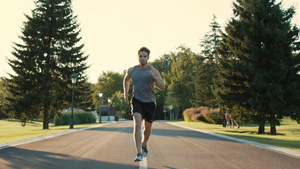 男跑者在公园训练马拉松18秒视频