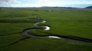 5k航拍内蒙古千里草原上蜿蜒的溪流九曲湾25秒视频