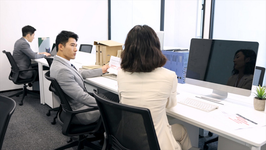 4k商务团队在办公室内讨论工作内容[各抒己见]视频