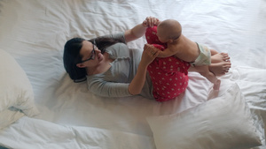 新生儿躺在母亲双腿上18秒视频