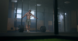 在健身房进行高强度锻炼后的年轻人赤身裸体地呼吸着沉重27秒视频