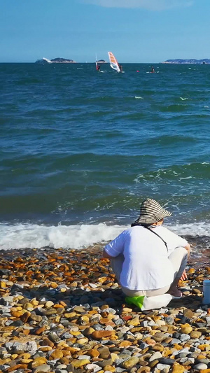 实拍老人坐在海边背影老年人25秒视频