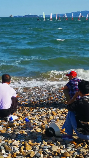 实拍老人坐在海边背影老年人25秒视频