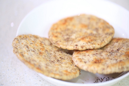 煎好的燕麦饼特写视频