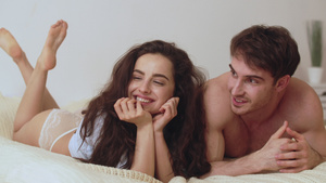 幸福的情侣躺在卧室里的肖像30秒视频