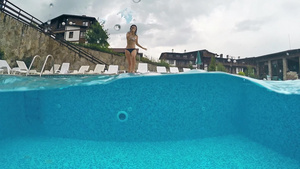 年轻女孩跑去豪华别墅游泳池跳跃30秒视频