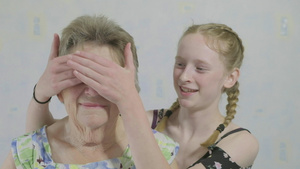 少女和她的外婆玩游戏19秒视频