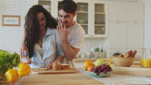 年轻已婚夫妇在家里一起做饭的肖像29秒视频