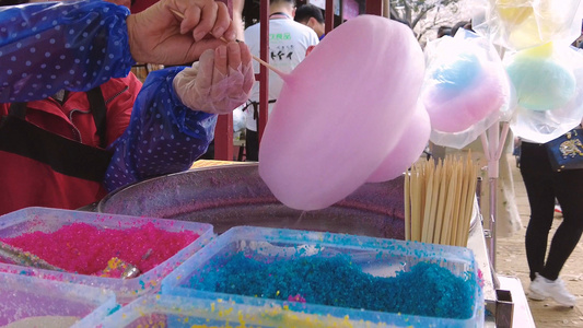 城市街头制作小吃美食粉色棉花糖4k素材视频