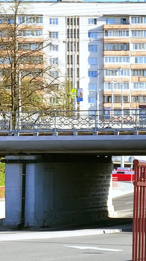 城市街景老旧火车头相遇道路桥梁19秒视频