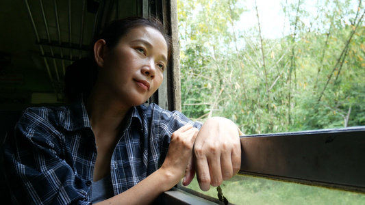 亚洲女人乘火车旅行视频