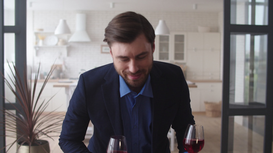 浪漫情侣庆祝家庭红酒成功视频