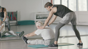 在健身房的镜子前做伸展运动的年长男子11秒视频