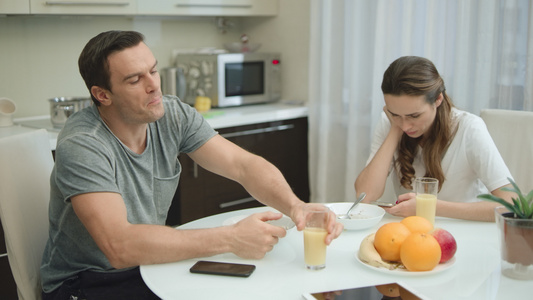 夫妻一起在家厨房吃健康早餐视频
