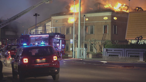 夜间城市紧急救火消防员11秒视频
