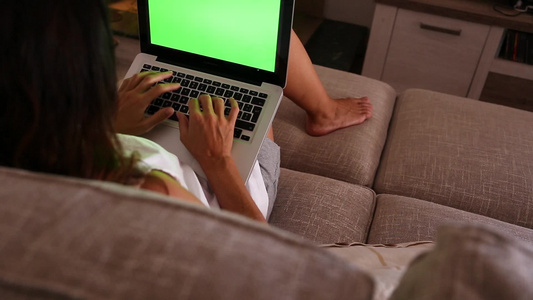 一名年轻妇女在她的笔记本电脑上工作视频