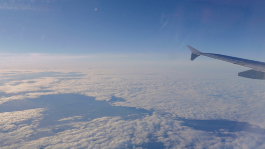 飞行中的飞机的云层全景视频