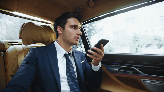 男人在现代车里记录语音信息到智能手机视频