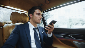 男人在现代车里记录语音信息到智能手机13秒视频
