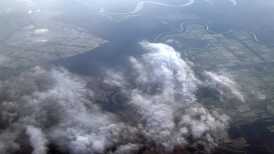 以云层从空中的飞机上看视频