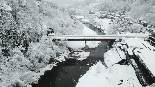 航拍日本下雪天白川乡视频