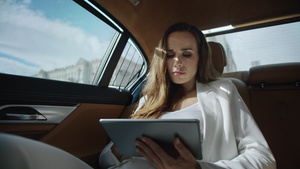 重点商业妇女阅读豪华轿车平板电脑的数据27秒视频