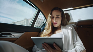 在豪华轿车的平板电脑上读到好消息令人惊讶的商业女28秒视频
