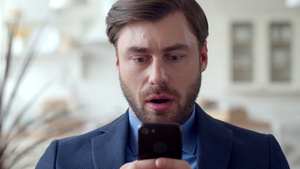 商人在手机读到令人悲哀的消息20秒视频