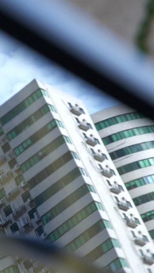 两种清新自然的城市高楼景色电影画面11秒视频