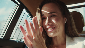 商业女人在车后排的用耳机听到好消息开心极了18秒视频