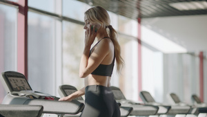 在健身房通话的运动妇女9秒视频