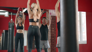 在健身俱乐部与球一起蹲下运动的女性21秒视频
