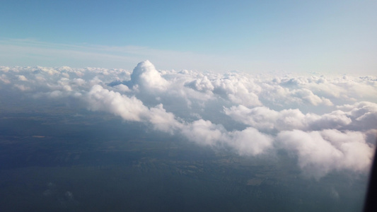 从飞行飞机窗口白云视频