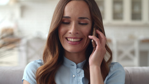 在家庭办公室讲电话的微笑商业妇女15秒视频