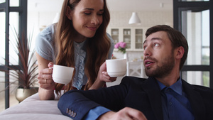 微笑的商务夫妇在家一起喝茶30秒视频