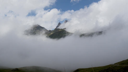 云中山岳的风景视频