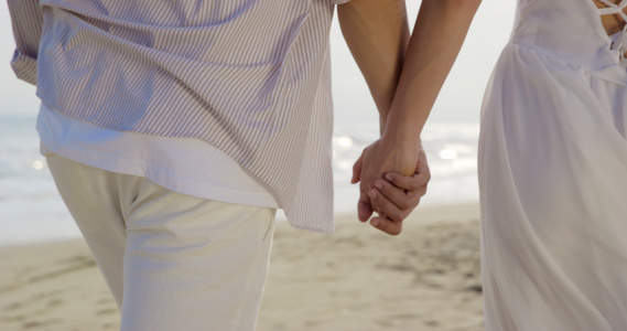 8K情侣手牵手在沙滩上散步视频