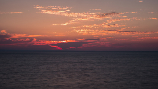 美丽的日出日落在海面上视频