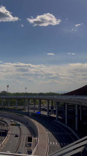 实拍落地首都国际机场T3蓝天白云8秒视频