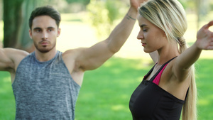 运动夫妇在户外健身锻炼时做瑜伽22秒视频