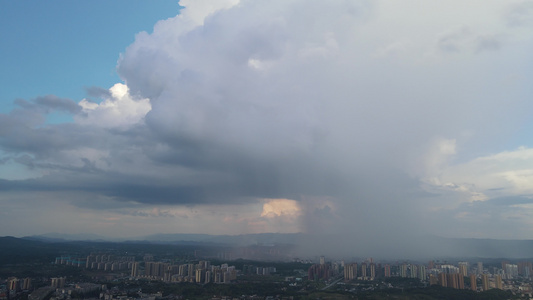 城市局部暴雨航拍视频视频